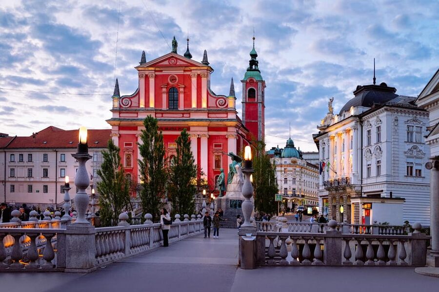 Ljubljana: 2h walking tour with local guide - Congress Square and the university quarter