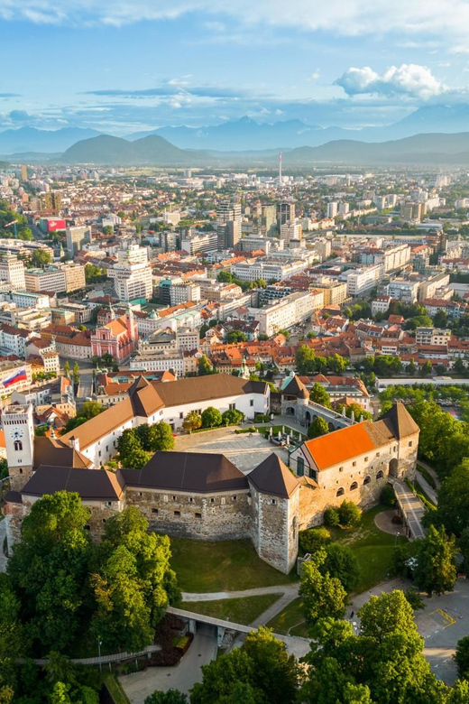 Ljubljana: 2h walking tour with local guide - Old Square and Town Hall