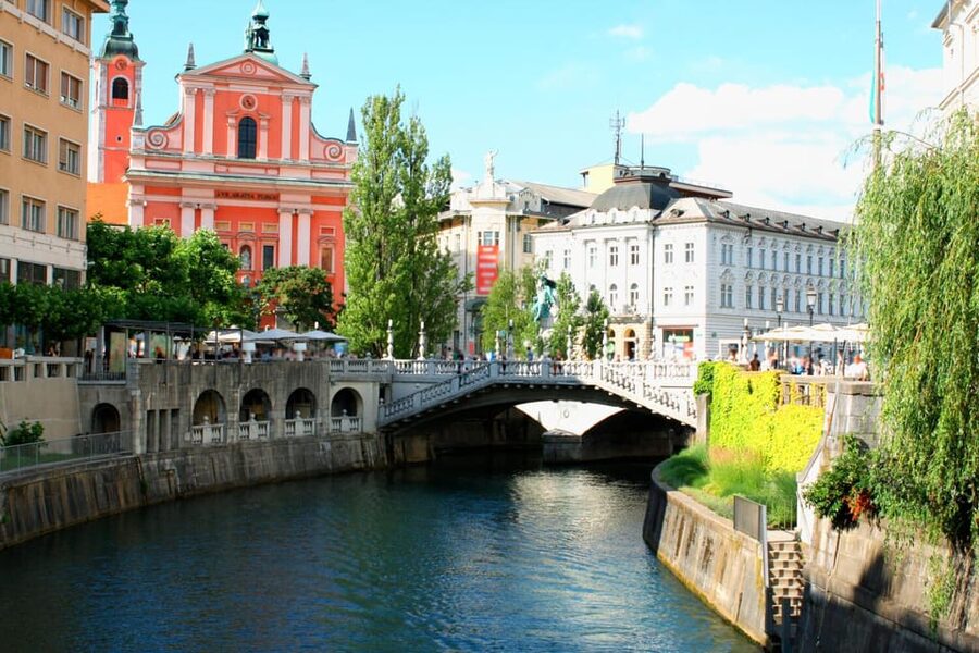 Ljubljana: 2h walking tour with local guide - Dragon Bridge and Butchers’ Bridge