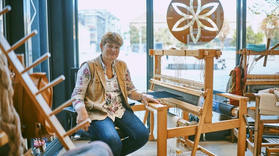Ljubljana: Interactive Workshop with Experienced Weaver - The loom demonstration starts the lesson
