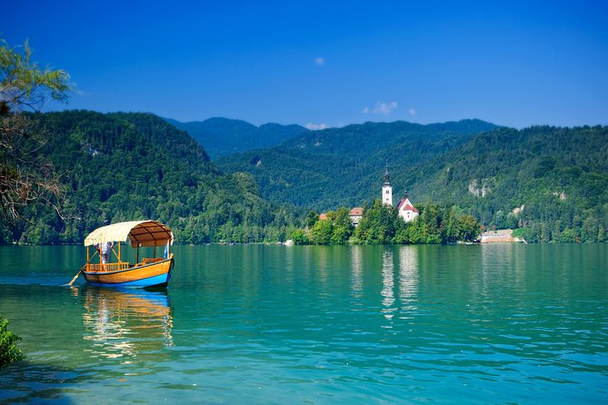Ljubljana: Lake Bled Experience small group half-day tour - A short lakeside pause and kremšnita