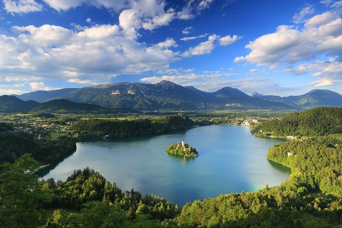 Ljubljana: Lake Bled Experience small group half-day tour - First look at Lake Bled’s clear water