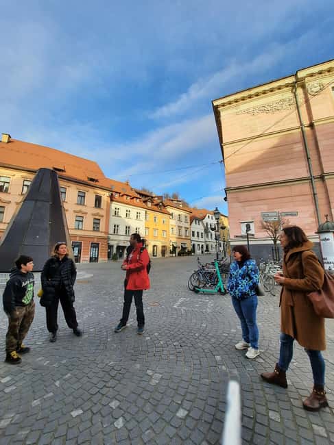 Ljubljana: Wonderful tour fun experience time history - City Hall and Mestni trg