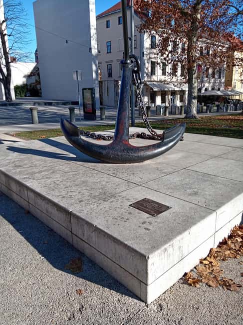 Ljubljana: Wonderful tour fun experience time history - Hercules Fountain and the Robba Fountain