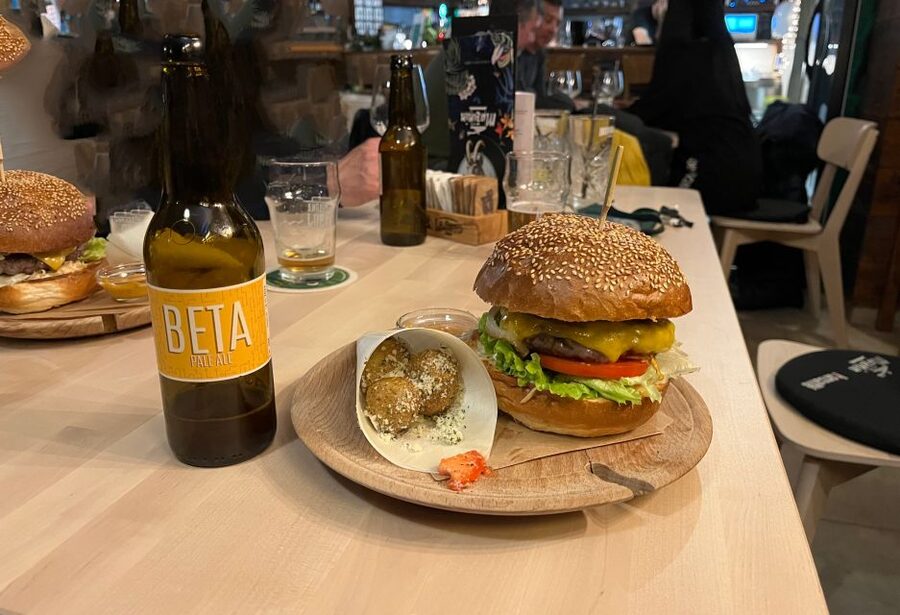 Piran: e-bike&snack in Istria - The burger break after the ride