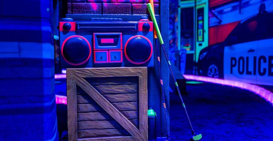 Woop! Glow Golf: Maribor - Fifteen holes in a neon city maze